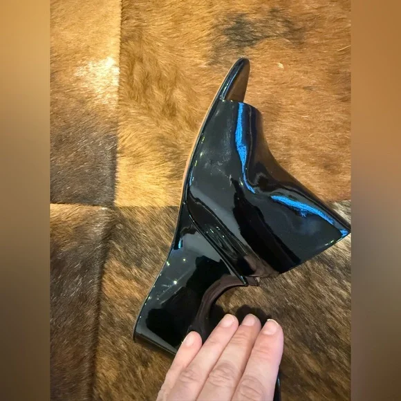 Alaia La Sculpture Patent Leather Slide Sandal - Picture 6 of 7